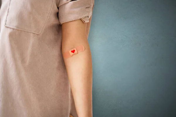 Een Bloeddonatie Concept Donor Met Pleister Hart — Stockfoto