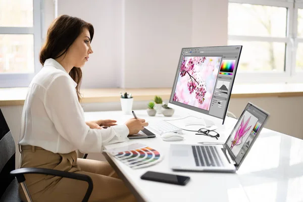 Çoklu Bilgisayar Ekranları Üzerinde Çalışan Grafik Tasarımcı Sanatçısı — Stok fotoğraf