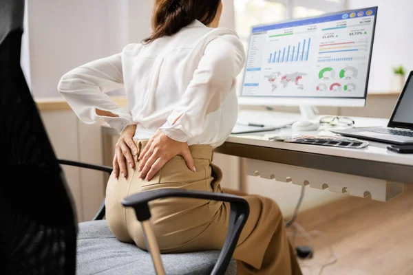 Πόνος Στην Πλάτη Bad Posture Γυναίκα Κάθεται Στο Γραφείο — Φωτογραφία Αρχείου