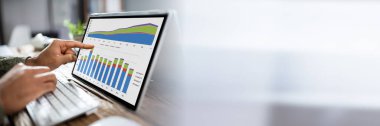 Grafik çalışma alanı'nı laptop üzerinde analiz bir işadamı el Close-up