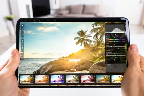 Graphic Designer Editing Photo Tablet Computer — Stockfoto