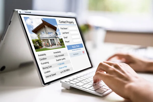 Online Immobiliensuche Computer Hauseigentum Listing — Stockfoto