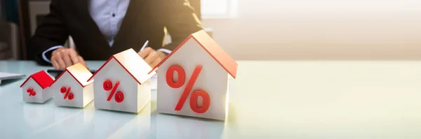 Close Van Een Huis Modellen Met Percentage Symbool Voorkant Van — Stockfoto