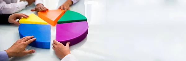 Affärsmän Hand Anslutande Multi Färgade Bitar Cirkeldiagram Skrivbord — Stockfoto