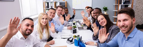 Χαρούμενη Επιχειρηματική Ομάδα Των Διαφορετικών Ανθρώπων Κυματίζουν Χέρια Κατά Διάρκεια — Φωτογραφία Αρχείου