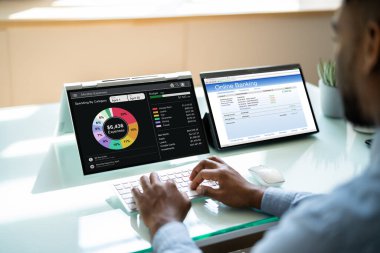 Dizüstü bilgisayarda Para Planlama Bütçe İzleme Uygulaması