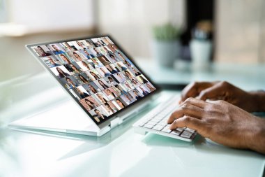 Melez Laptop 'ta Sanal Video Konferansı Sohbeti