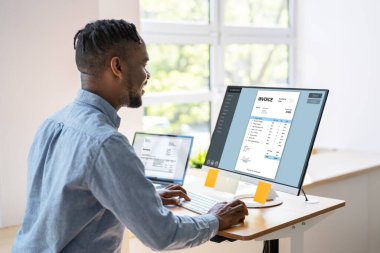 E Fatura Yazılımı Kullanan Muhasebeci Elektronik Fatura Hesaplıyor