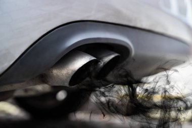 Kirli Diesel Motor Egzozu. Araç Emisyonu
