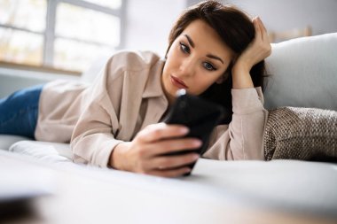 Çevrimiçi Ev Bilgisayarı Konferansı. Sıkıcı Öğrenci Kadın