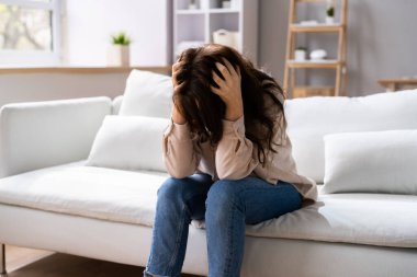 Obsesif kompulsif kompulsif bozukluğu olan bir mükemmeliyetçi. Obsesif Kompulsif Kadın