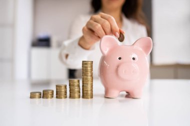 Piggybank Para ve Destek Eli. Kumbaradaki Para