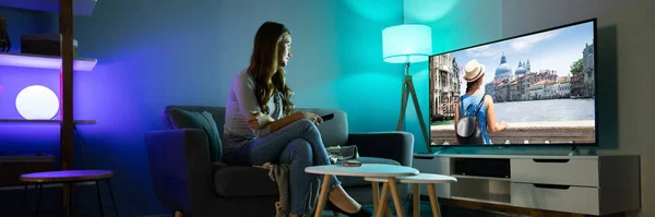 Jeune Femme Assise Sur Tapis Regardant Film Télévision Maison — Photo