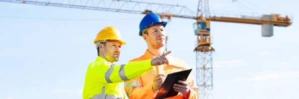 Two Young Male Engineers Standing Front Mechanical Crane Working Construction — Stock Photo, Image