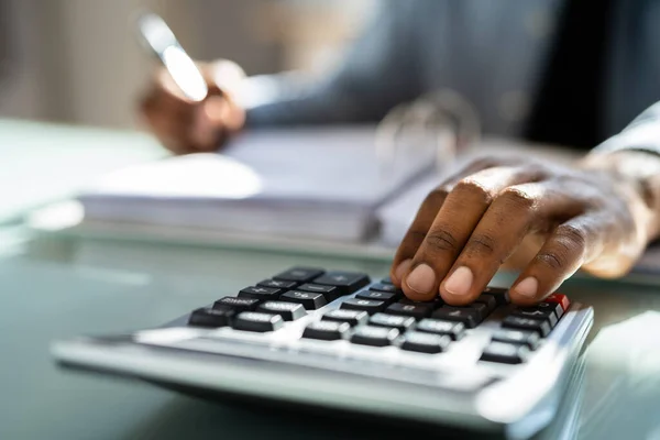 African American Male Accountant Verwendung Rechner Für Die Buchhaltung — Stockfoto