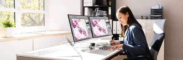 Graphic Web Designer Using Multiple Monitors Desktop Computer — Stock Photo, Image
