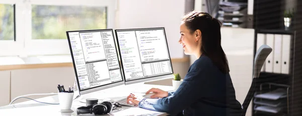 Coder Ingenieur Mit Mehreren Monitoren Schreibtisch — Stockfoto