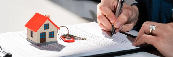 Signing House Rental Contract Document Property Lending — Stock Photo, Image