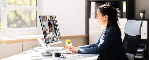 Reunión Híbrida Virtual Oficina Mujer Negocios Videoconferencia — Foto de Stock