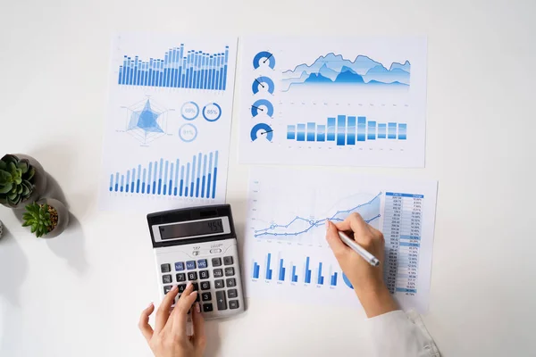Business Accountant Korzystanie Wykresu Finansowego Kalkulator — Zdjęcie stockowe