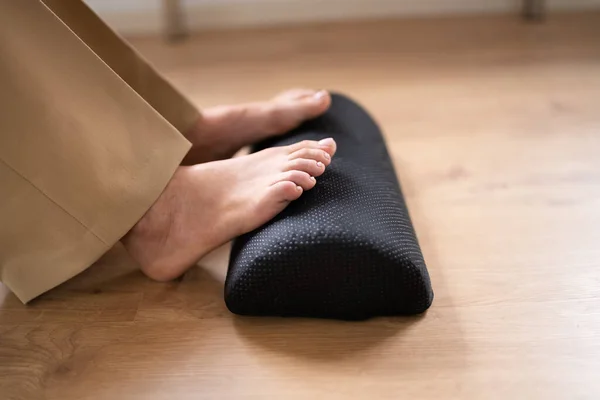 Worker Using Footrest Reduce Back Strain Feet Fatigue — Stock Photo, Image