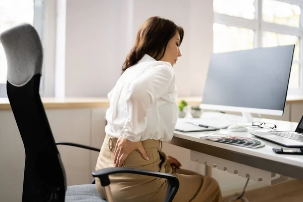 Πόνος Στην Πλάτη Bad Posture Γυναίκα Κάθεται Στο Γραφείο — Φωτογραφία Αρχείου