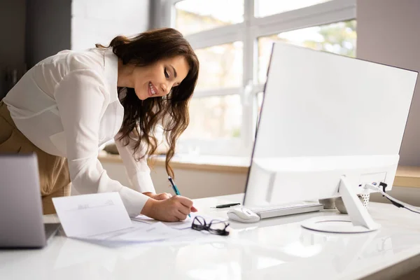 Mujer Contable Usando Computadora Oficina Para Calcular Factura — Foto de Stock