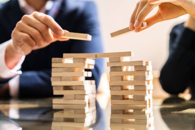 Masa Üstü Ahşap Blok Yerleştirme İnsan Elinin Yakın Çekim