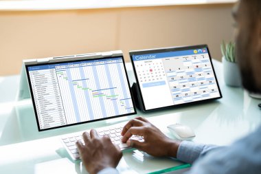 Dizüstü bilgisayardaki Bulut Yazılımını kullanarak Zamanlama Planı