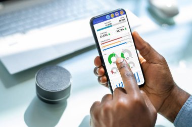 Afrika kökenli Amerikalı İş Adamı Analitiği Telefonu Kullanıyor