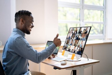 Mutlu Adam Video Konferansı Evde Portre Giyin