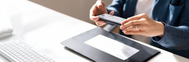 Uzaktan Denetim Mevduat Fotoğrafı Cep Telefonu ile Çekiyor