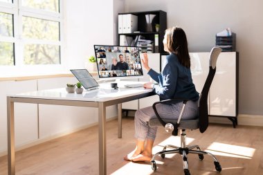 Komik pijamalar içinde iş videosu çağrısı