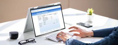 E Faturası Laptopta. Çevrimiçi Elektronik Fatura Yönetimi