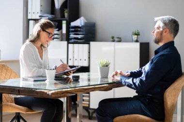 İş Bulma Danışmanı Kadın ile İş Görüşmesi. Hukuk Bürosu