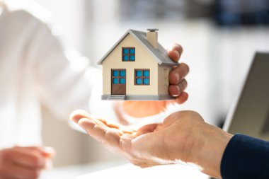 Emlak Evi devir teslimi. Ajan Yeni Sahibe Mülkiyet Veriyor