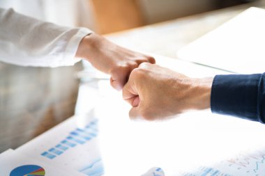 Finansal Grafik ve Diyagram. Toplantıda Analist Yumruğu Darbesi