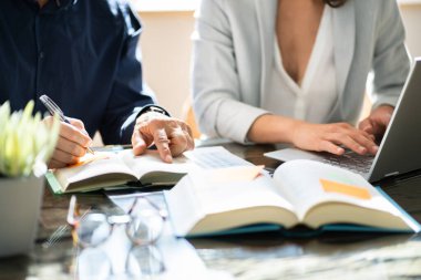 Takım çalışması İş Toplantısı. Programlama öğreniyorum. Çevik Yöntem