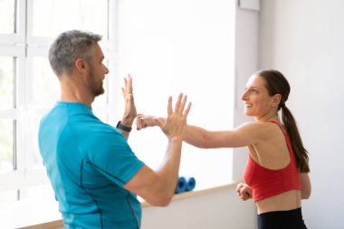 Spor salonunda idman antrenmanı var. Kadın Gücü ve Kendini Savunma