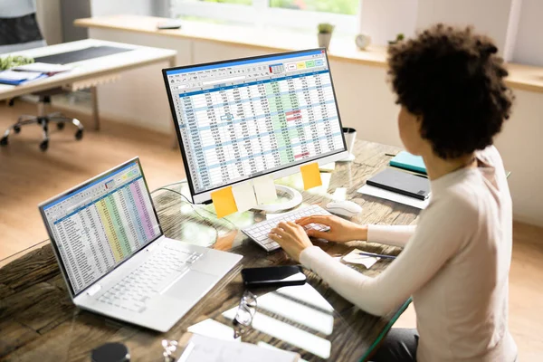 African American Spreadsheet Data Analyst Using Computer Software — Stock Photo, Image