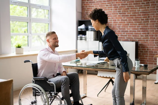 Homme Affaires Serrant Main Avec Femme Affaires Handicapée Bureau — Photo