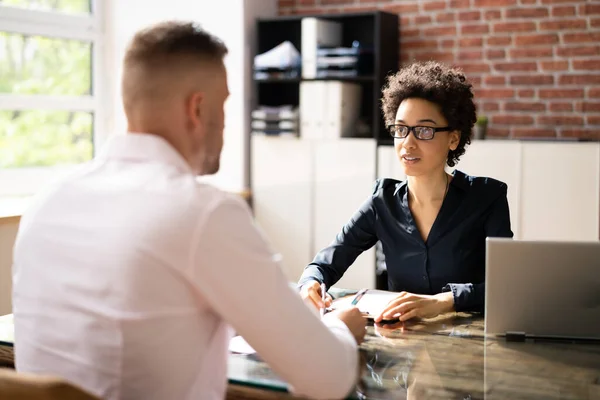 Vrouwelijke Manager Interviewt Een Jonge Mannelijke Sollicitant Office — Stockfoto