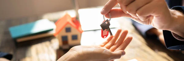 签订合约后 地产代理将住宅钥匙交给客户 — 图库照片