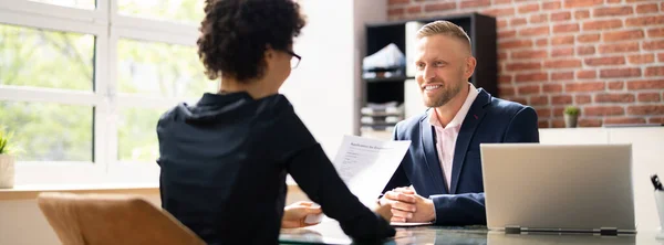 Twee Zakenmensen Praten Met Elkaar Kantoor — Stockfoto