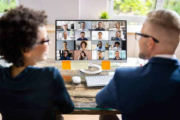 Vista Trasera Videoconferencia Empresarios Con Pareja Ordenador Lugar Trabajo — Foto de Stock