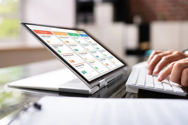 かんばんプロジェクトスケジュール管理ソフトウェアアプリ ノートパソコン上の — ストック写真