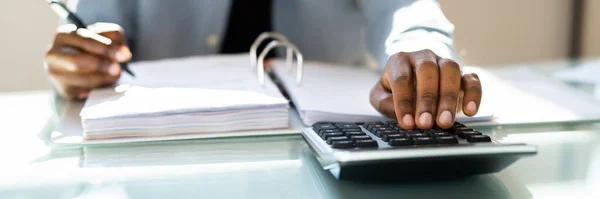 African American Male Accountant Verwendung Rechner Für Die Buchhaltung — Stockfoto