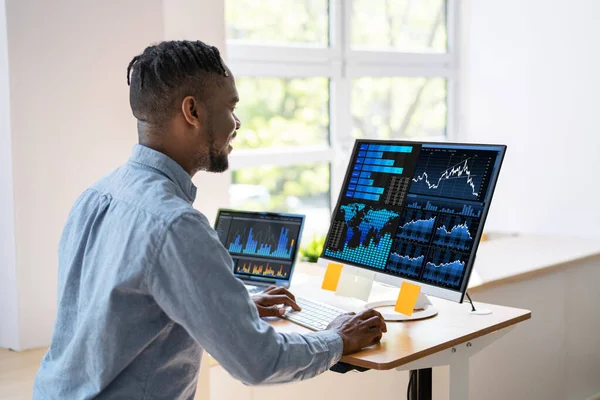 African American Business Data Analyst Man Korzystanie Komputera — Zdjęcie stockowe