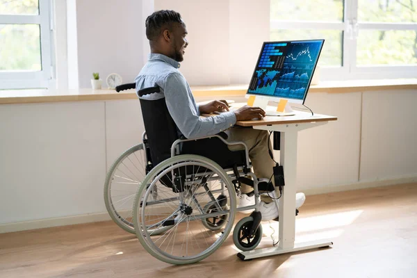 Business Data Analyst Man Using Computer Screen — Stock fotografie