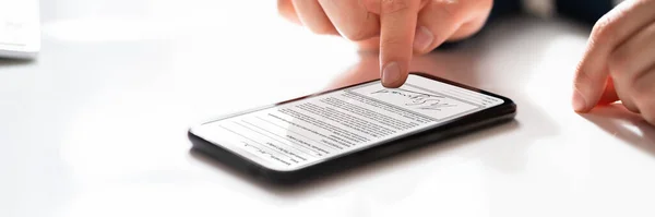 Assinatura Digital Documento Contrato Line Usando Smartphone — Fotografia de Stock